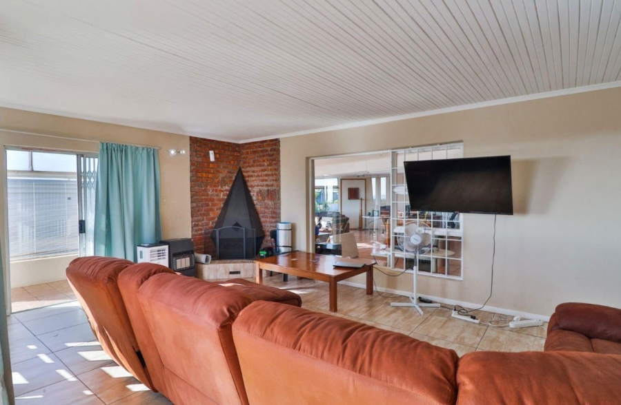 8 Bedroom Property for Sale in Middedorp Western Cape